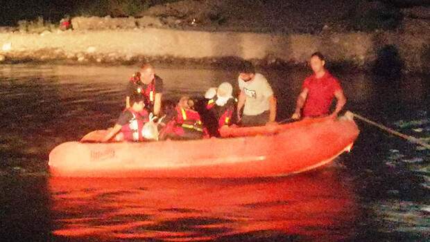 Dicle Nehri’ndeki adacıkta mahsur kalan aile botlarla kurtarıldı