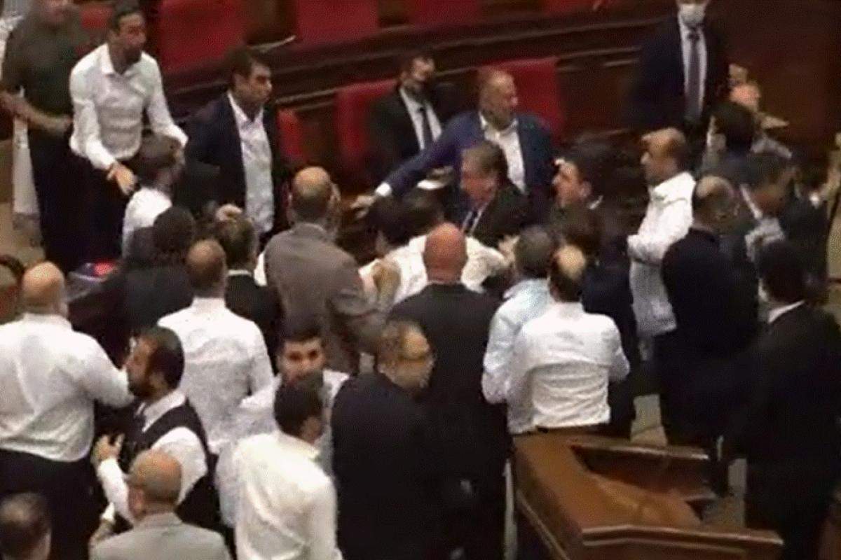 Ermenistan parlamentosunda kavga