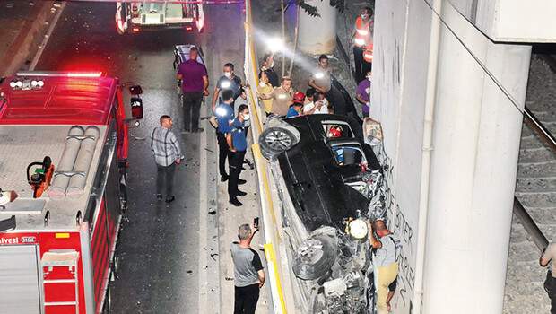 Feci kaza! Üstgeçitten tren raylarına uçtu