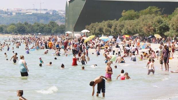 Güneşten kaçış! İstanbullu Boğaz ve plajlara akın etti