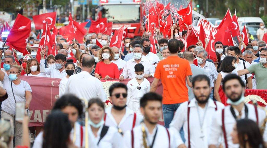 BİNLERCE YÜREK BİR OLDU, 30 AĞUSTOS COŞKUSUNU BAYRAKLI SOKAKLARINA TAŞIDI