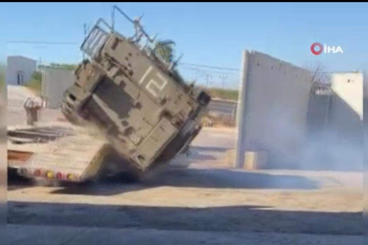 İsrail’de taşıyıcıya yüklenen zırhlı personel taşıyıcı devrildi