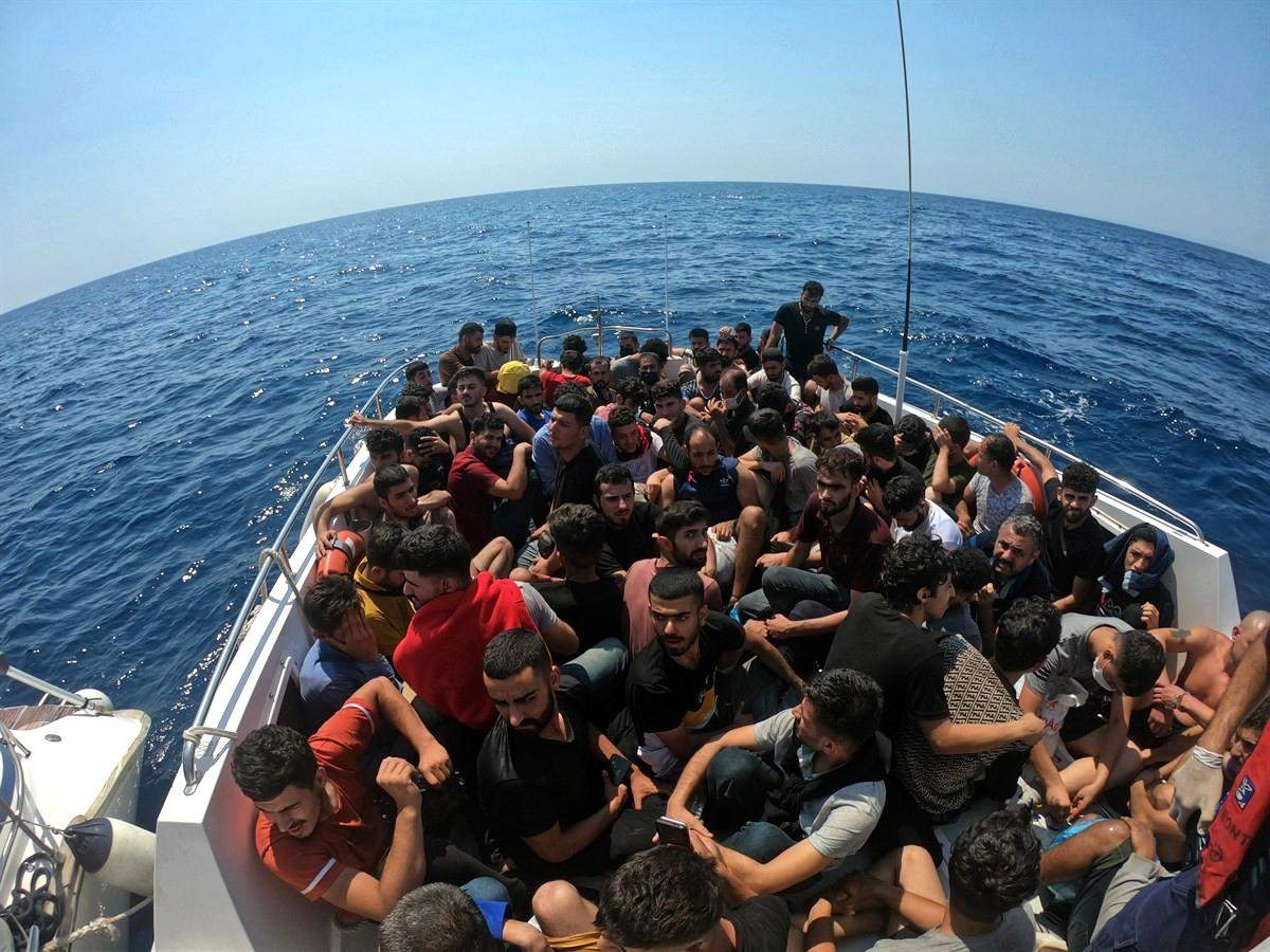 İzmir açıklarında 122 düzensiz göçmen ve 2 göçmen kaçakçısı yakalandı