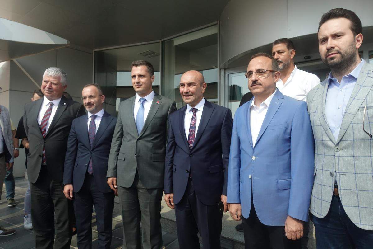 İzmir de Büyükşehir Belediye Başkanı Soyer ve AK Parti İl Başkanı Sürekli