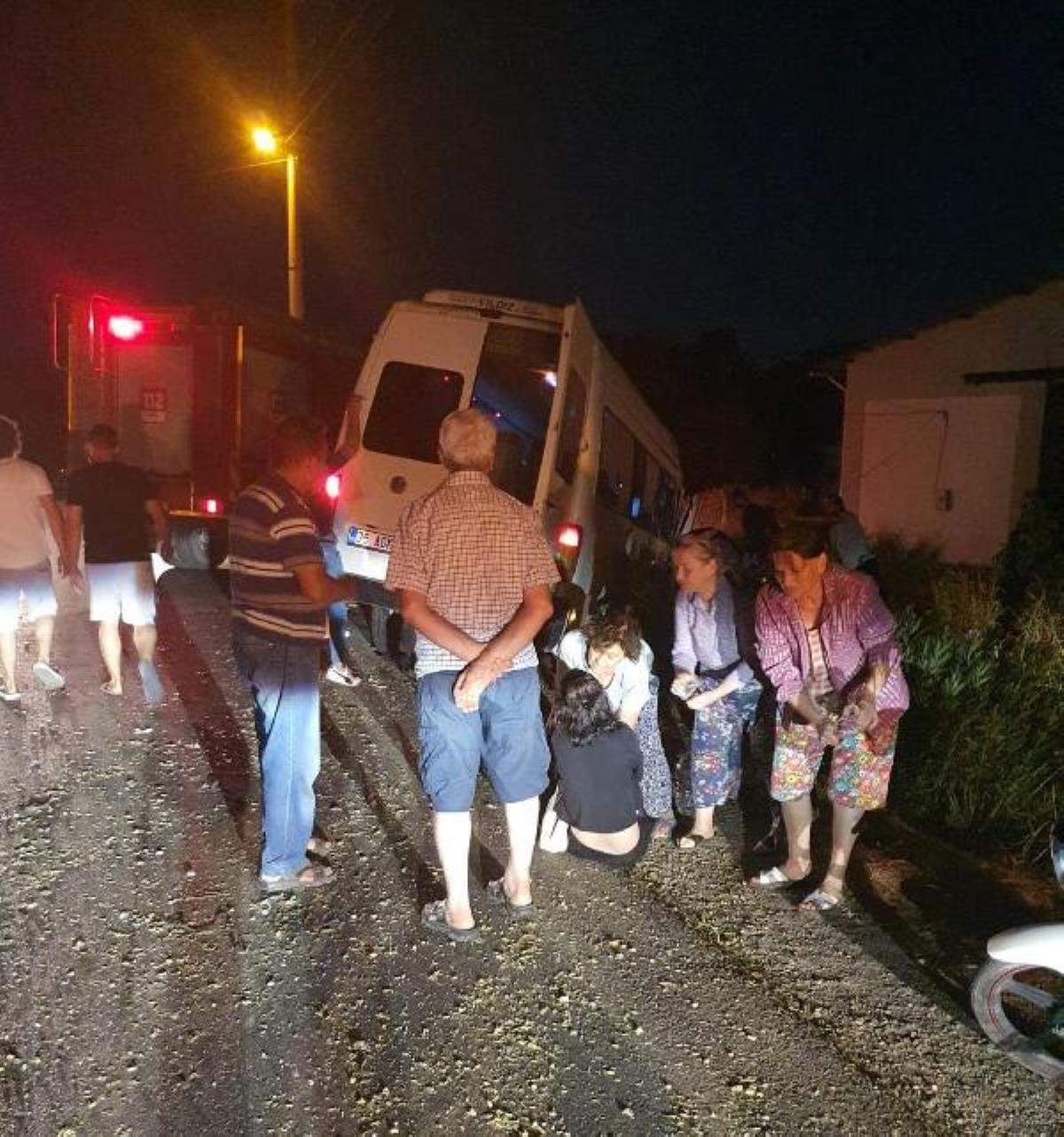 İzmir de minibüs, kepçeye çarptı: 4 yaralı