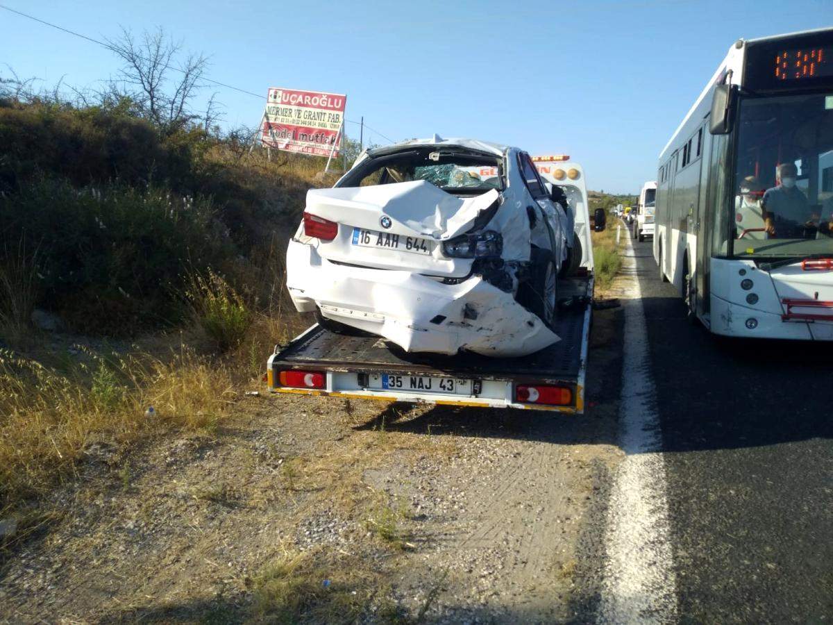 İzmir de virajı alamayan otomobil kanala yuvarlandı: 3 yaralı