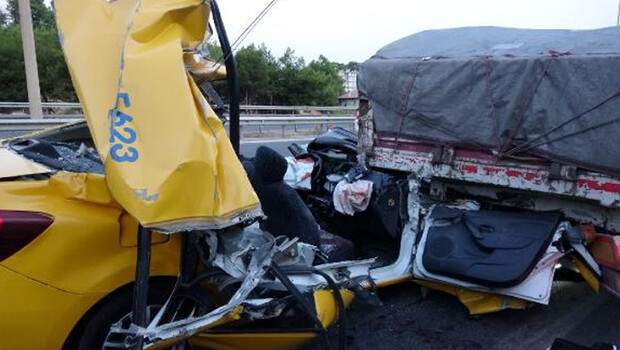 İzmir’de feci kaza! Kazakistanlı kadın öldü, 2 ağır yaralı