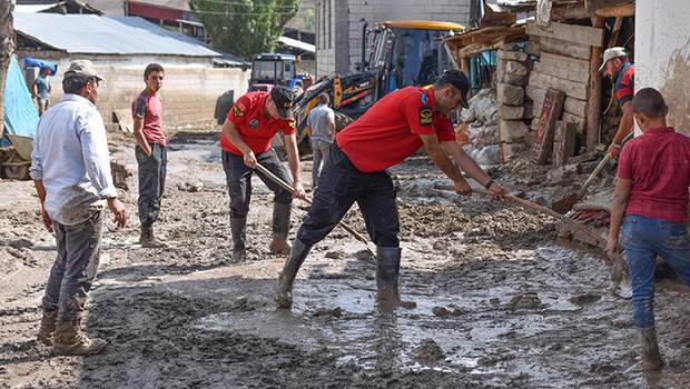 Komandolar selin vurduğu Kars’ın İnkaya köyündeki evleri çamurdan temizliyor