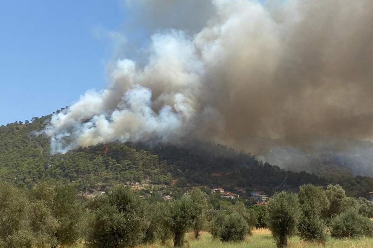 Marmaris yangını tekrar parladı, alevler Hisarönü’nde yerleşim yerlerine yaklaştı