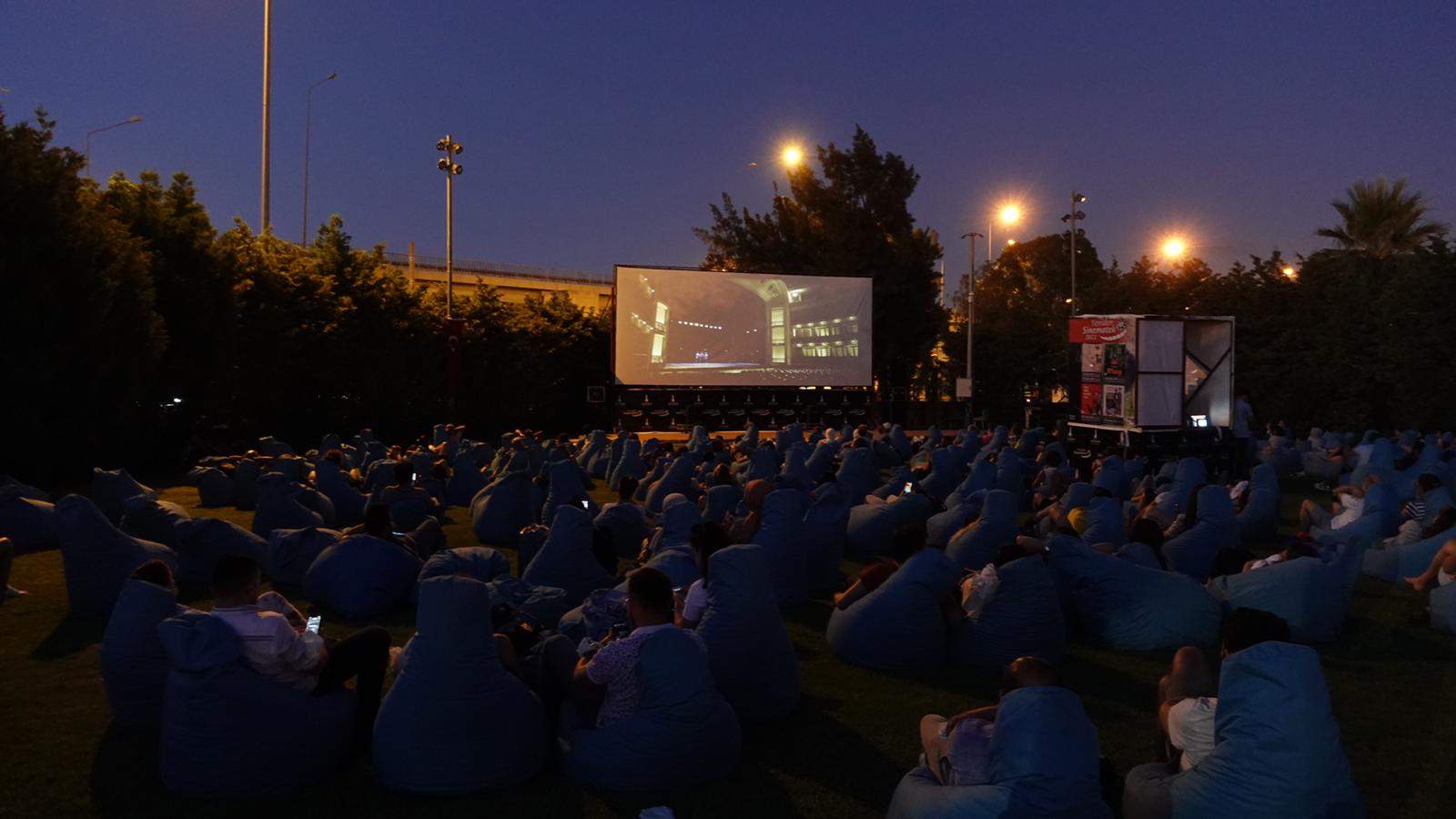 Açık havada sinema keyfi devam ediyor