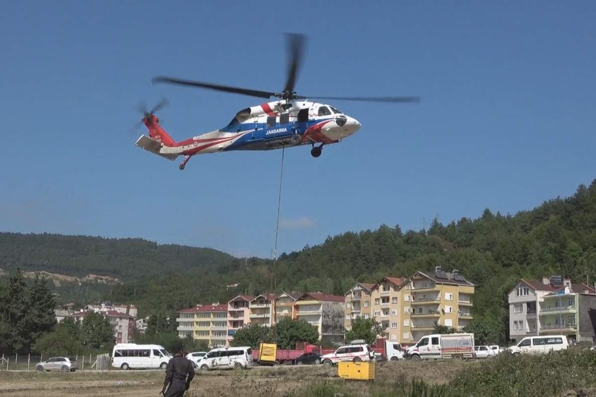Sel bölgesindeki köylere jeneratörler helikopterlerle götürülüyor