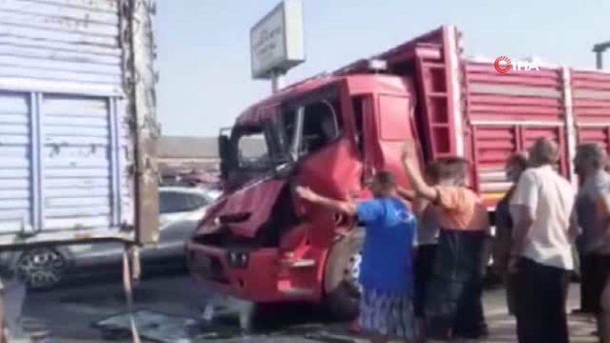 Son dakika: Balıkesir de zincirleme trafik kazası… Sıkışan sürücüyü itfaiye kurtardı