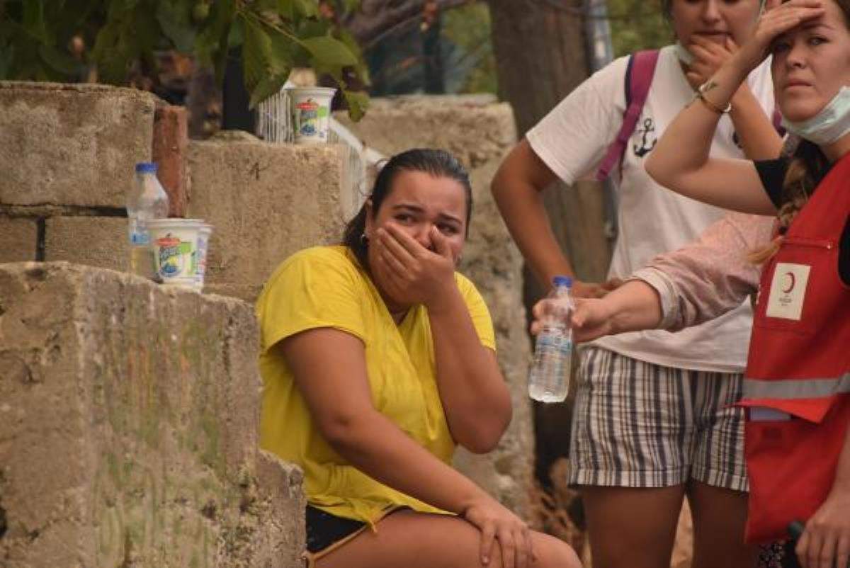 Son Dakika | Milas taki yangında rüzgarla yön değiştiren alevler Bodrum un Mazı Mahallesi ni yaktı