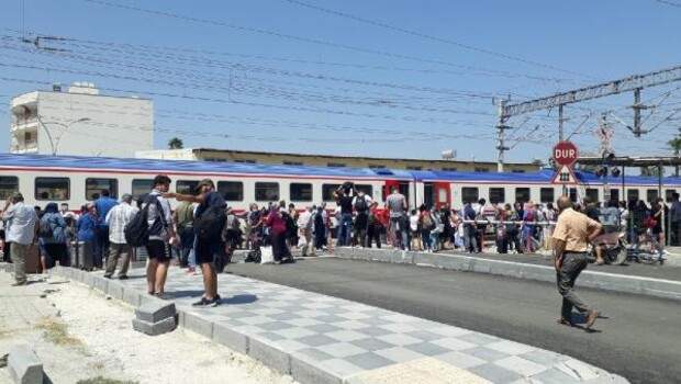 Tren ters makasa girdi… Yaklaşık 300 yolcu tahliye edildi