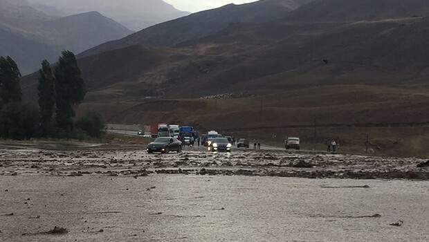 Van-Hakkari kara yolu sel nedeniyle kapandı! İş yerlerini su bastı…