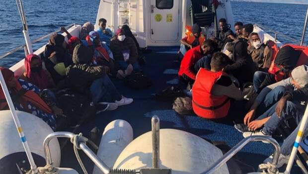 Yunanistan ölüme terk etti… 52 kaçak göçmen kurtarıldı