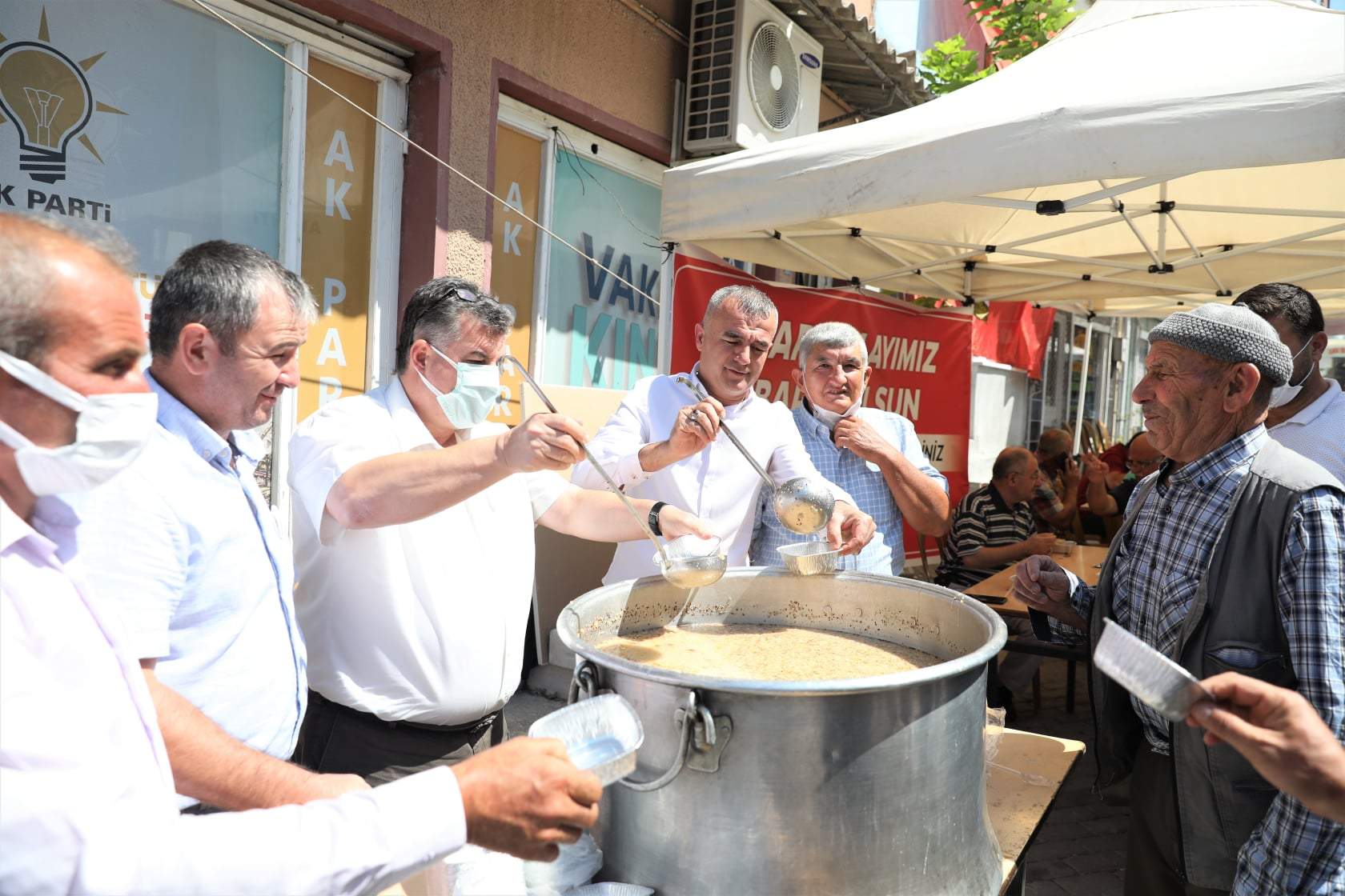 Kınıkta, Cumhur İttifakının’nın düzenlediği aşure hayrı büyük ilgi gördü.