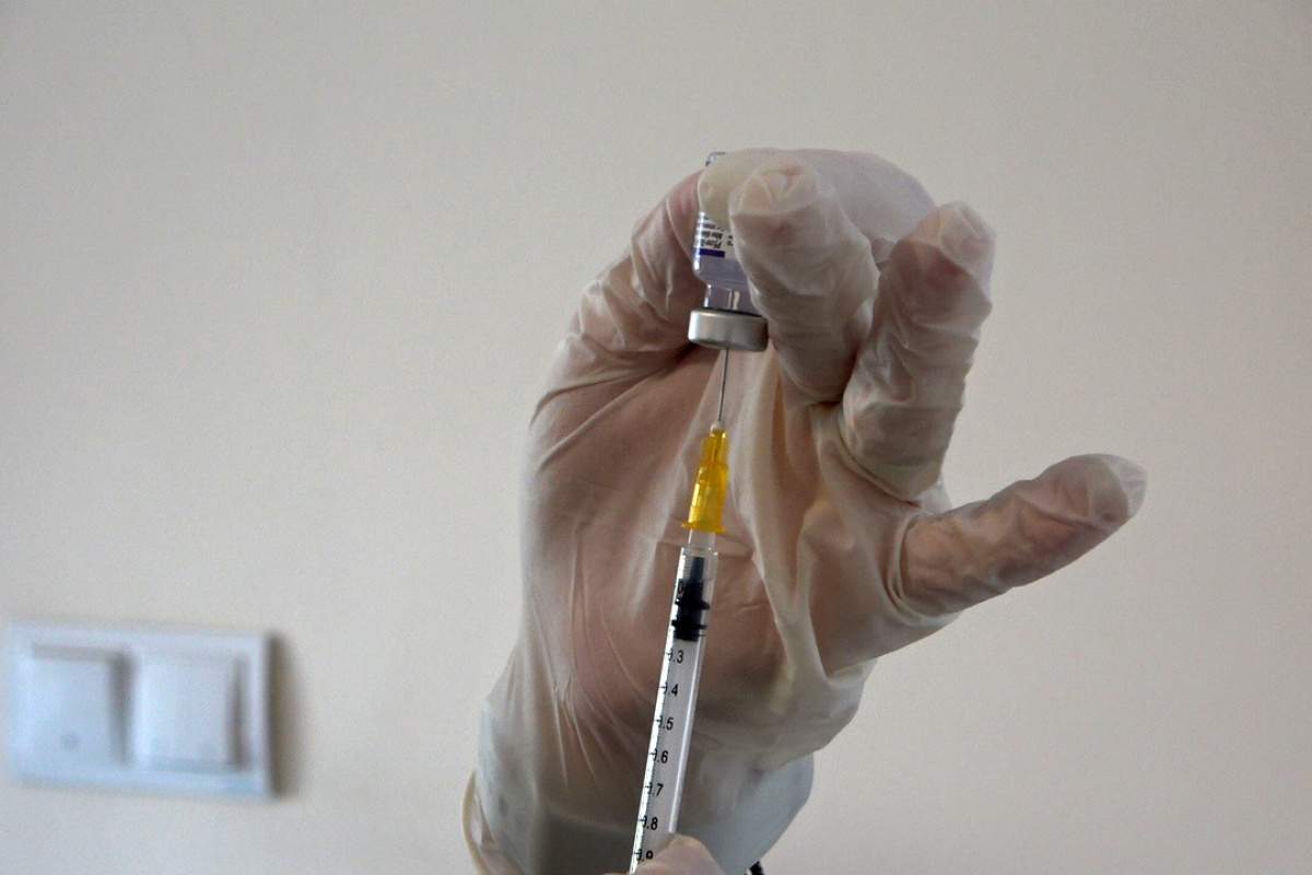 Aşı süreci tamamlanmayan vatandaşlara PCR testi zorunluluğu