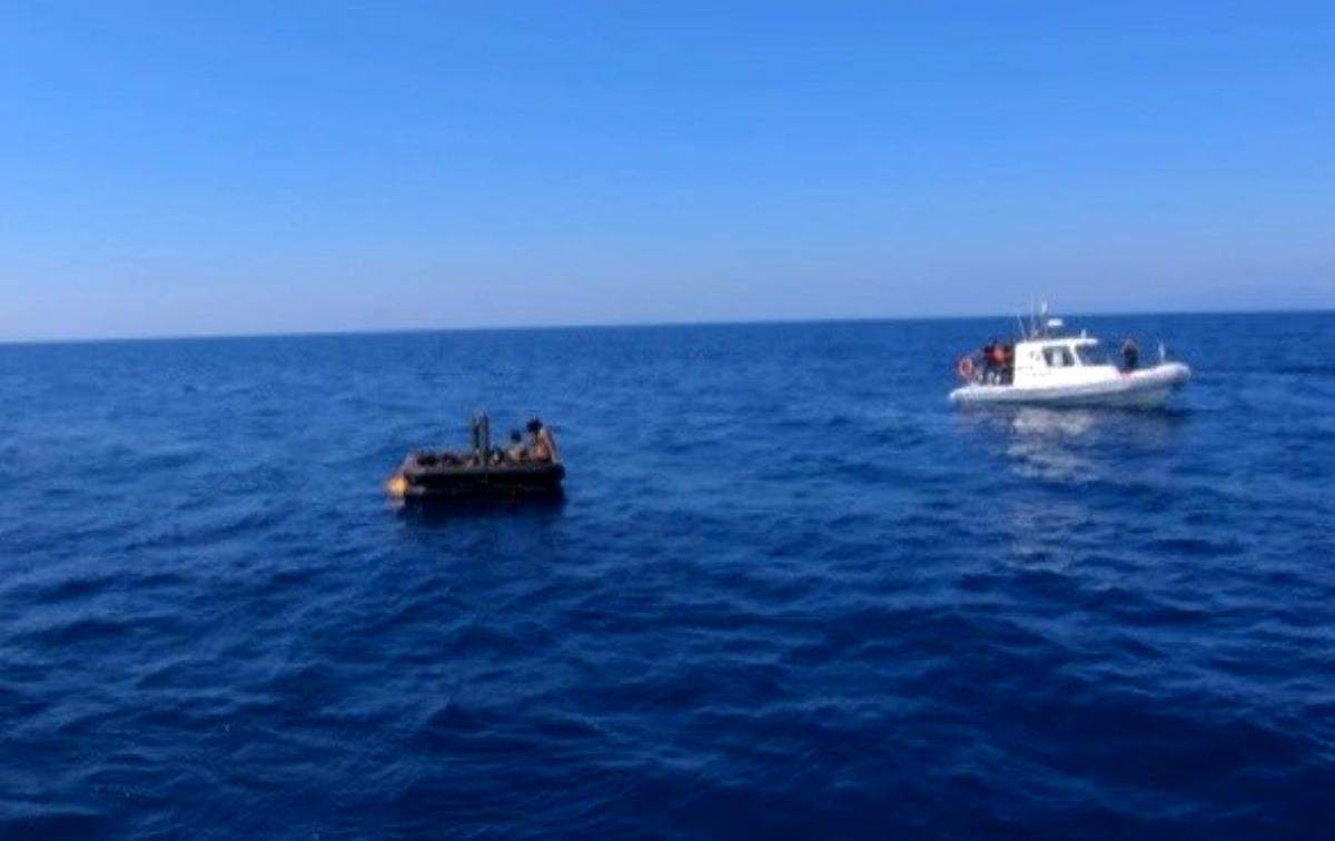 İzmir açıklarında 13 düzensiz göçmen kurtarıldı