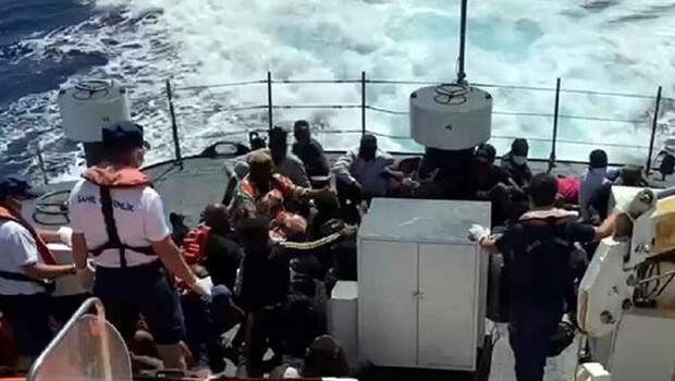 Marmaris’te can sallarındaki 39 kaçak göçmen kurtarıldı