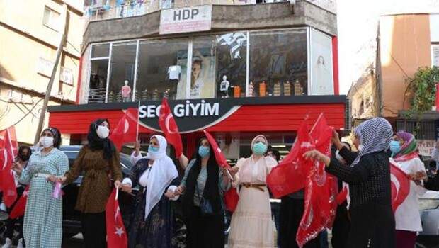 Oğluna kavuşan anne, HDP il binası önünde Türk bayrağıyla halay çekti