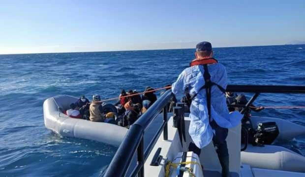 Yunanistan’ın ölüme ittiği lastik bottaki 52 göçmen kurtarıldı