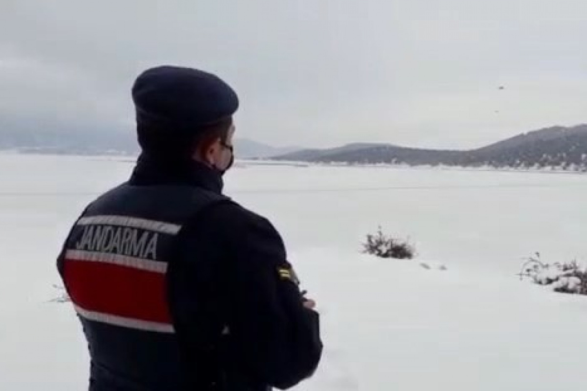 Donan Beyşehir Gölü’ndeki adada mahsur kalan besicilere jandarmadan droneli yardım