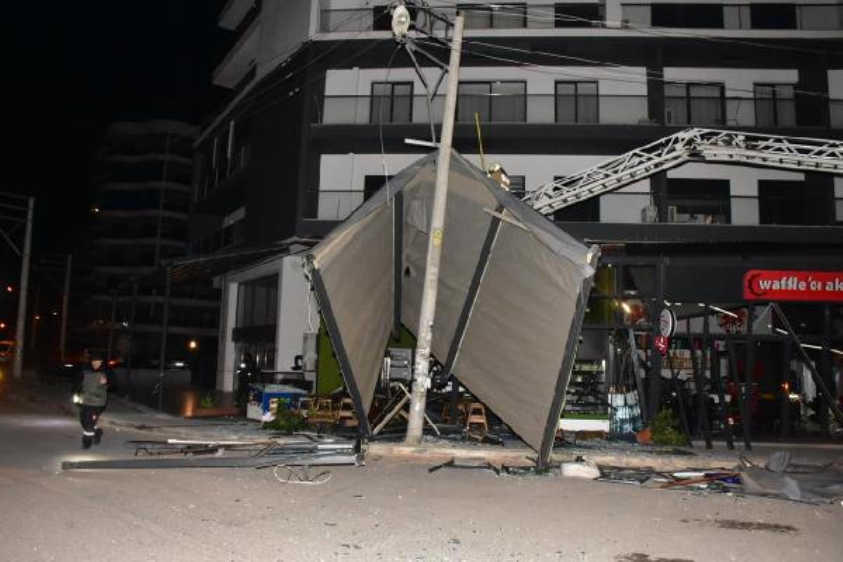 Fırtınada uçan tente elektrik direğine zarar verdi