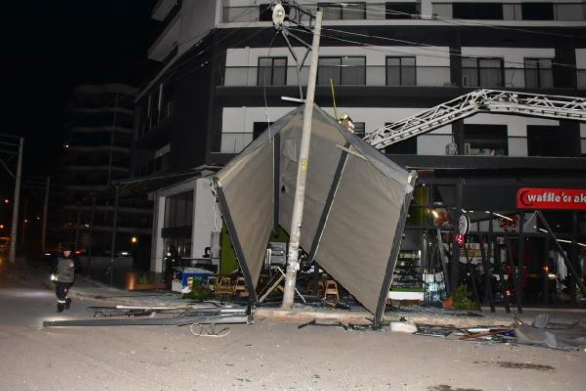 Fırtınada uçan tente elektrik direğine zarar verdi