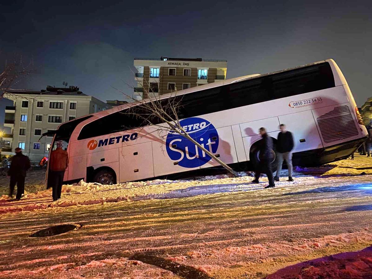 İstanbul da yolcu otobüsü buzlanan yolda yan yattı