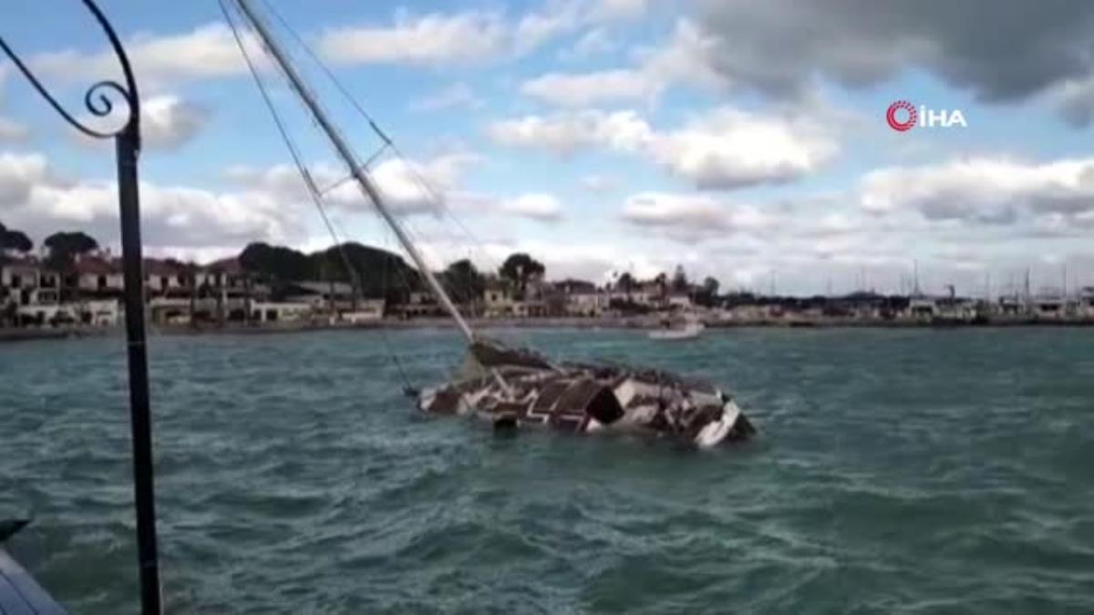 İzmir de fırtına etkili oluyor… Çeşme de yan yatan tekne karaya vurdu, bir tekne battı