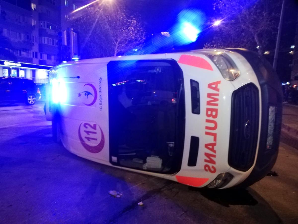 İzmir de otomobil ile çarpışan ambulans yan yattı: 3 yaralı