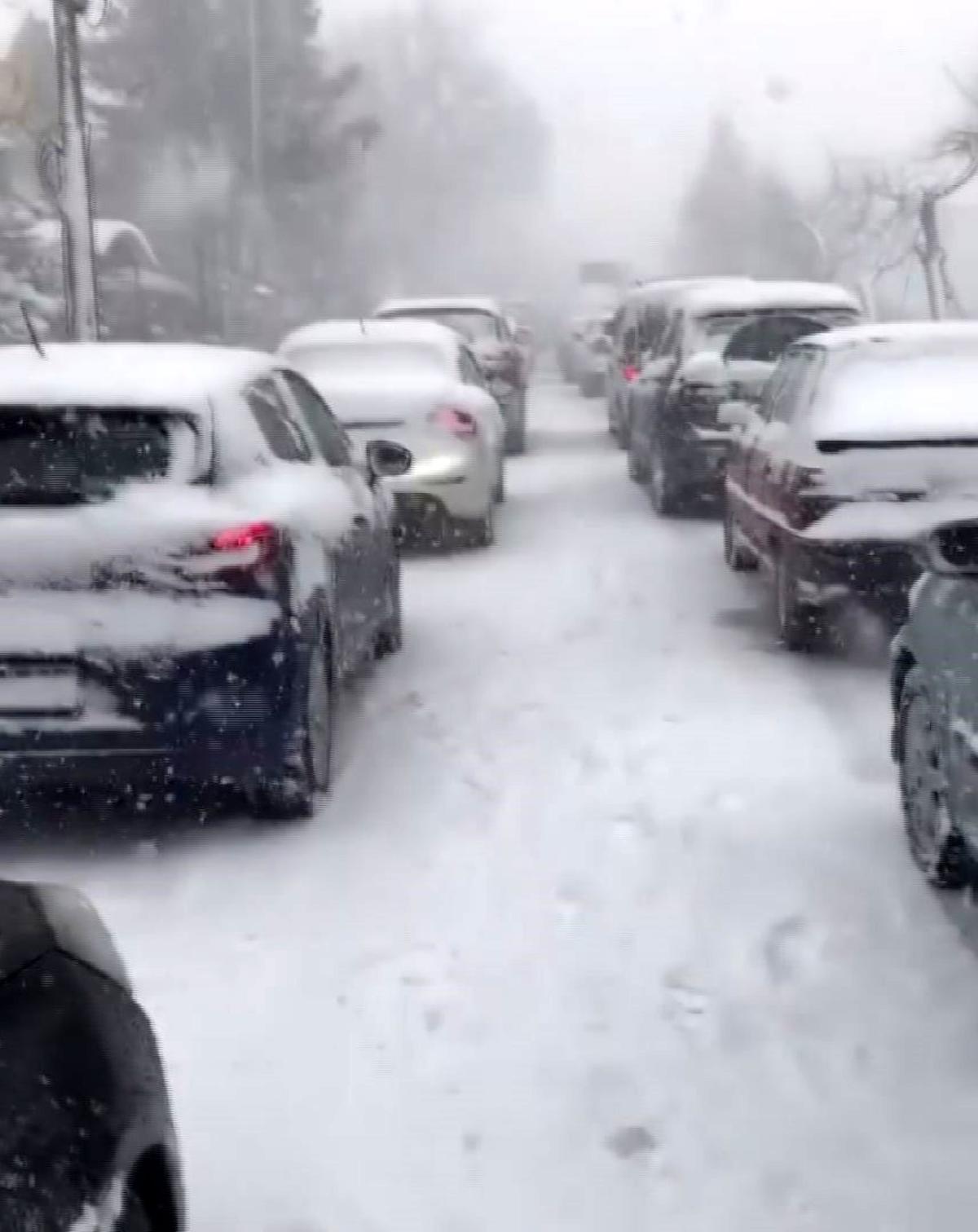 İzmir de ulaşıma kar engeli: Onlarca vatandaş araçlarında mahsur kaldı