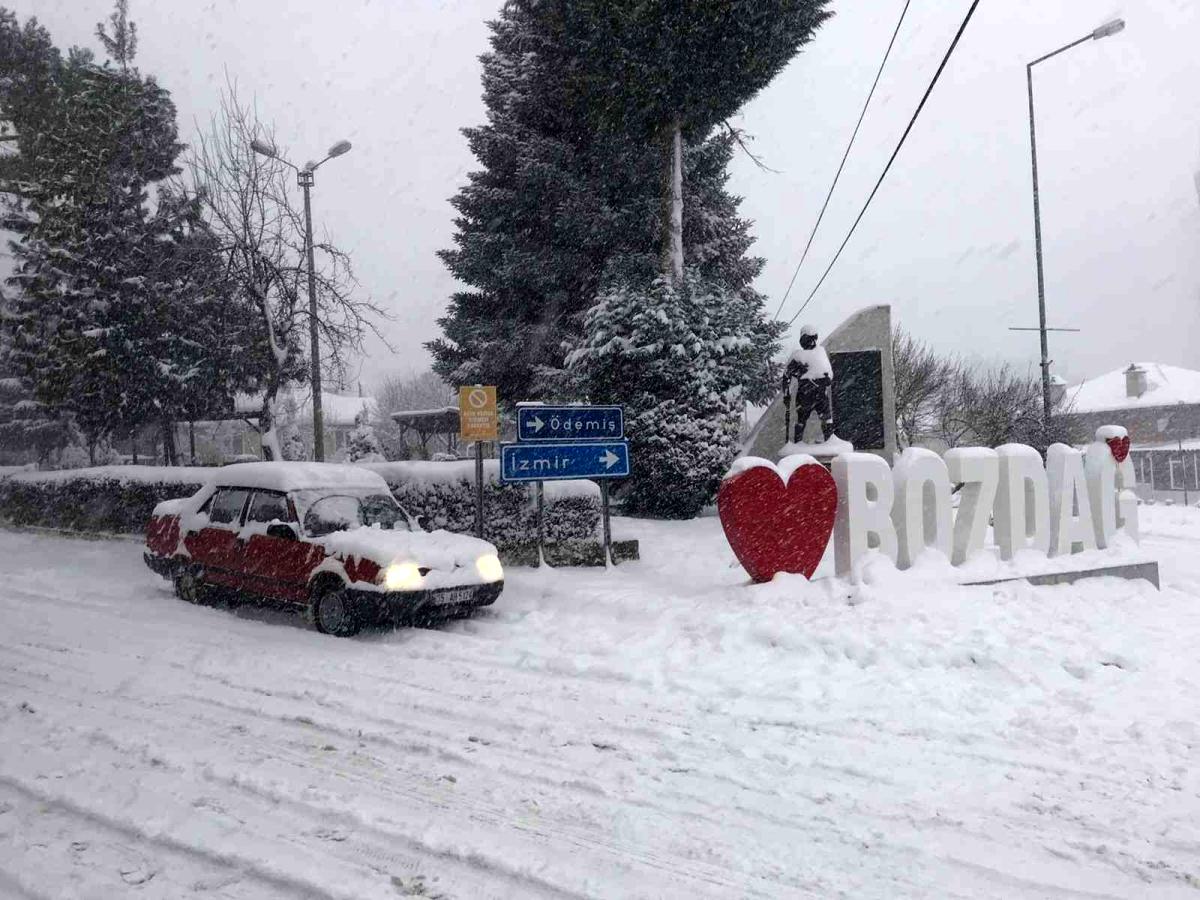 İzmir Ödemiş e lapa lapa kar yağdı