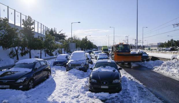 Kar yağışı Yunanistan’da da hayatı olumsuz etkiledi: Başbakan Miçotakis özür diledi
