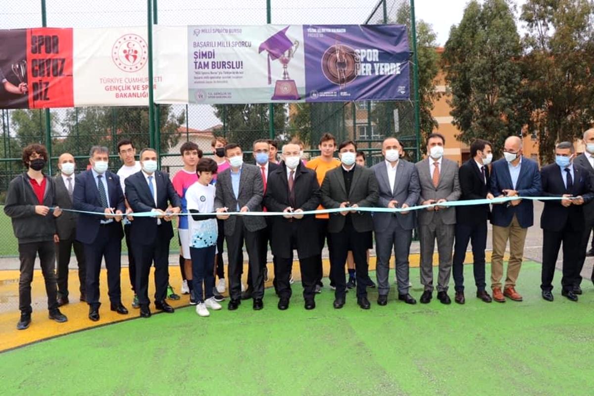 Karabağlar da yapımı tamamlanan spor tesisleri açıldı