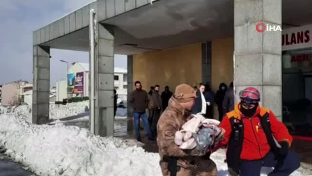 Kardan dolayı trafik kitlendi, hasta çocuğun imdadına jandarma koştu