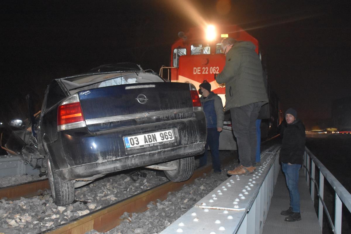 Afyonkarahisar da yolcu treni, sürücüsünün terk ettiği otomobile çarptı