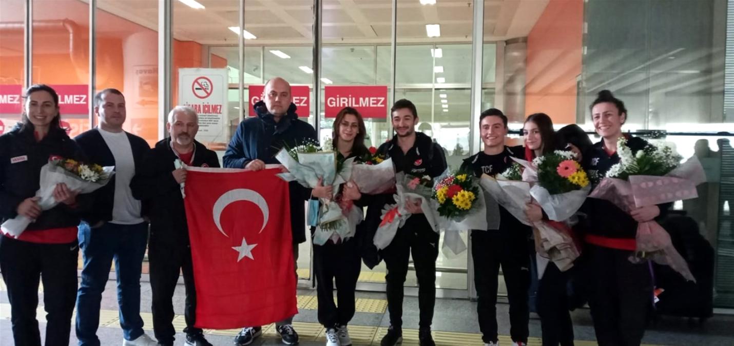 Dünya şampiyonu cimnastikçiler, İzmir de karşılandı