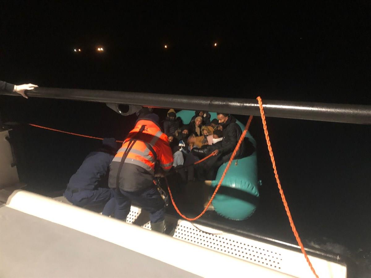 İzmir açıklarında geri itilen 21 düzensiz göçmen kurtarıldı