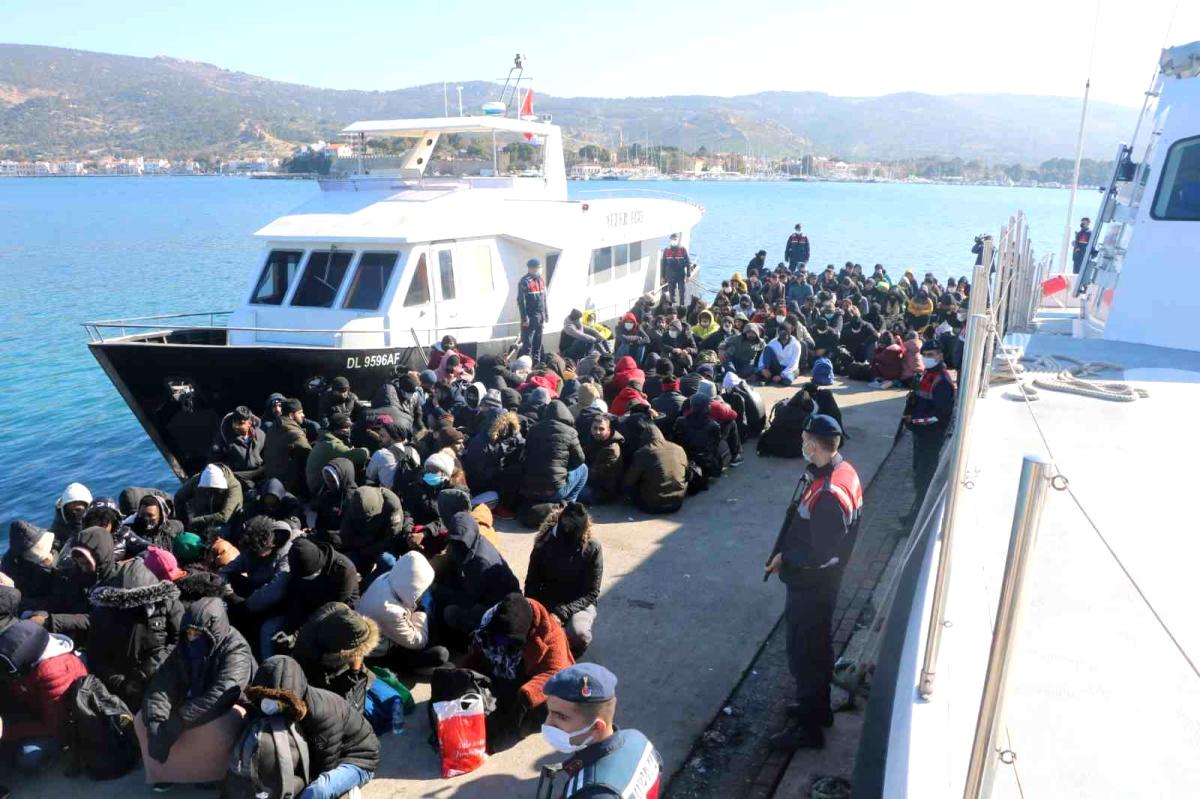 İzmir de göçmen operasyonu: 226 göçmen ile 10 insan kaçakçısı yakalandı