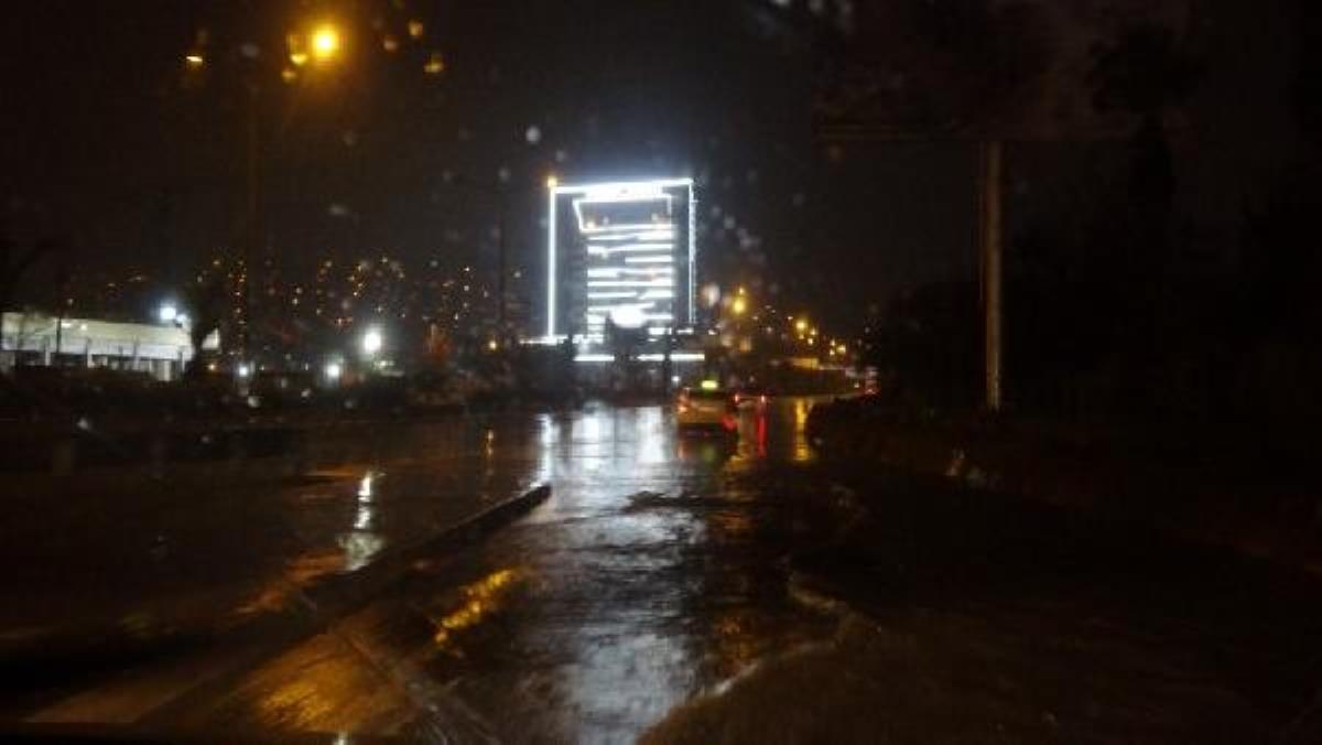 İzmir de sağanak yağış etkili oldu