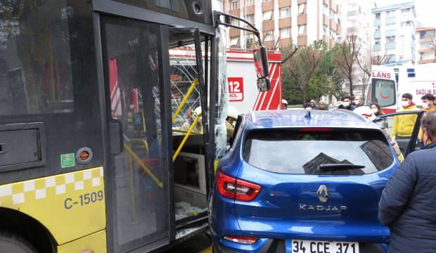 Kadıköy’de İETT otobüsünün çarptığı otomobilin sürücüsü yaralandı
