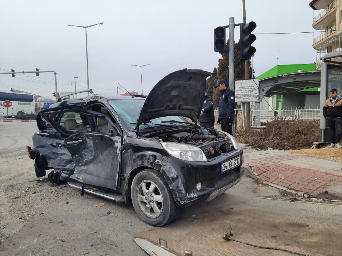 Manisa da kamyonetle otomobilin çarpıştığı kazada bir kişi hayatını kaybetti