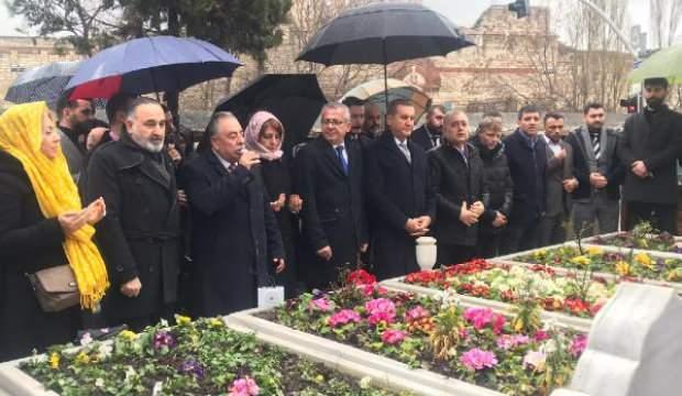 Mustafa Sarıgül ve partililer Necmettin Erbakan’ı mezarı başında andı