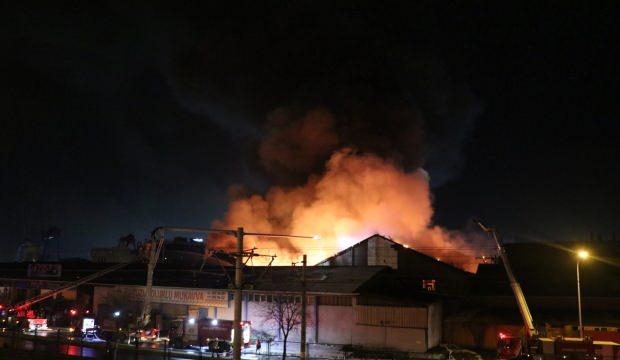 Tuzla’da mukavva fabrikasında çıkan yangın kontrol altına alındı