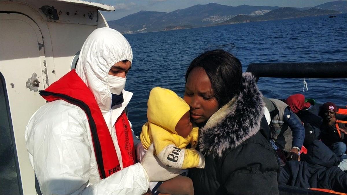 Yunanistan unsurlarınca geri itilen 52 düzensiz göçmen kurtarıldı
