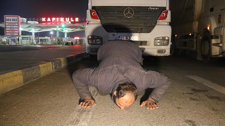 Savaş mağduru tır şoförü, Türkiye’ye gelir gelmez toprağı öptü, diz çöküp dua etti