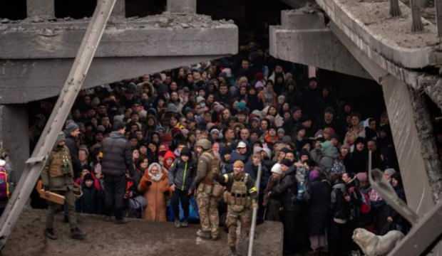 İşgalden kaçan Ukraynalılar tren garlarına akın ediyor