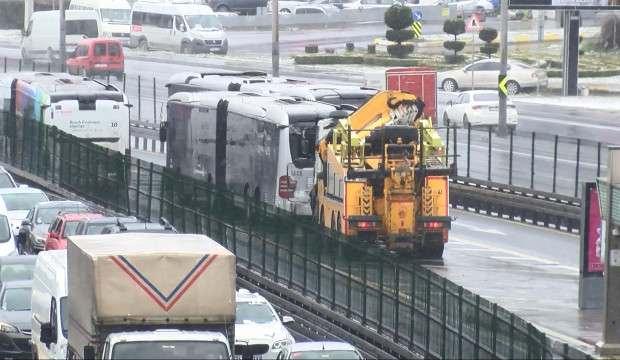 İstanbul’da 2 metrobüs çarpıştı: 4 yolcu yaralandı